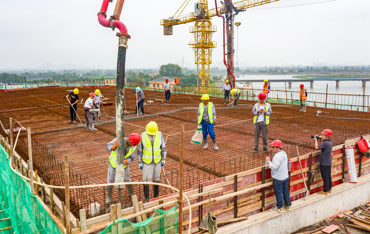 2021年8月27日，芜湖市繁昌区峨溪河排洪新站工程建设施工现场，工人在泵站主厂房上进行混凝土浇筑作业DJI_0459.jpg