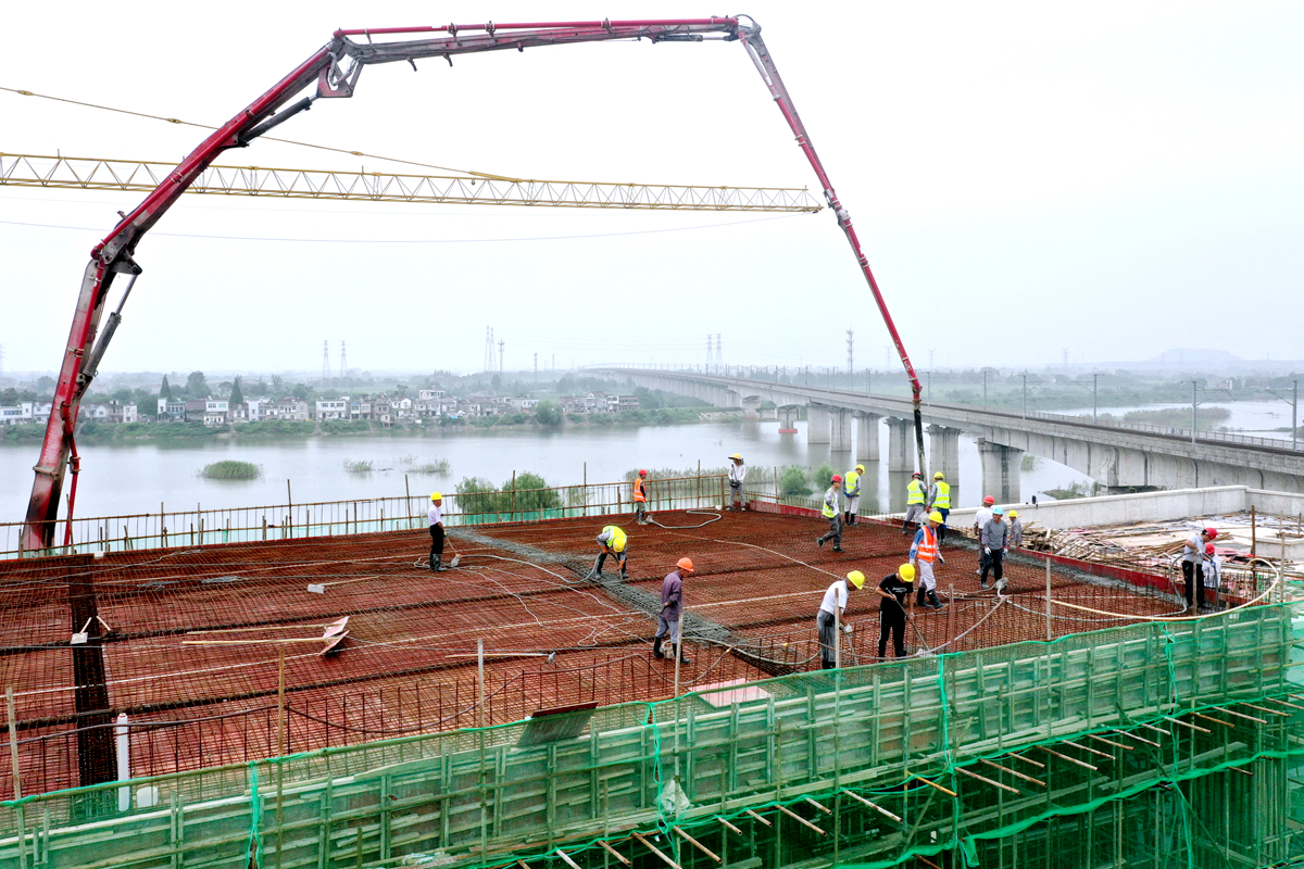 2021年8月27日，芜湖市繁昌区峨溪河排洪新站工程建设施工现场，工人在泵站主厂房上进行混凝土浇筑作业DJI_0467.jpg